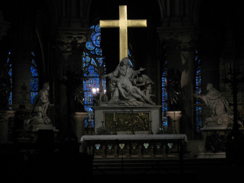 Altar-mor de Notre Dame. O que não dá para ver, escondido pelo moderno.