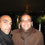 Noite. Arco do Triunfo. Torre Eiffel ao fundo.
