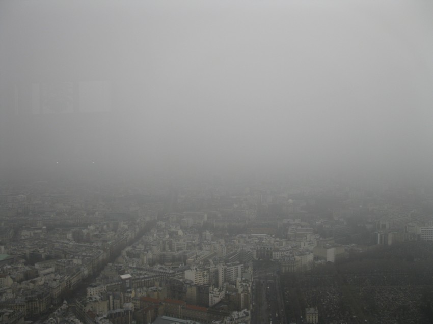 Paris envolta em neblina, do alto da Montparnasse