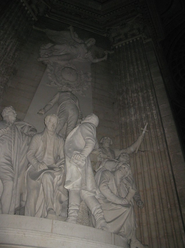 Uma das estátuas do interior do Panthéon
