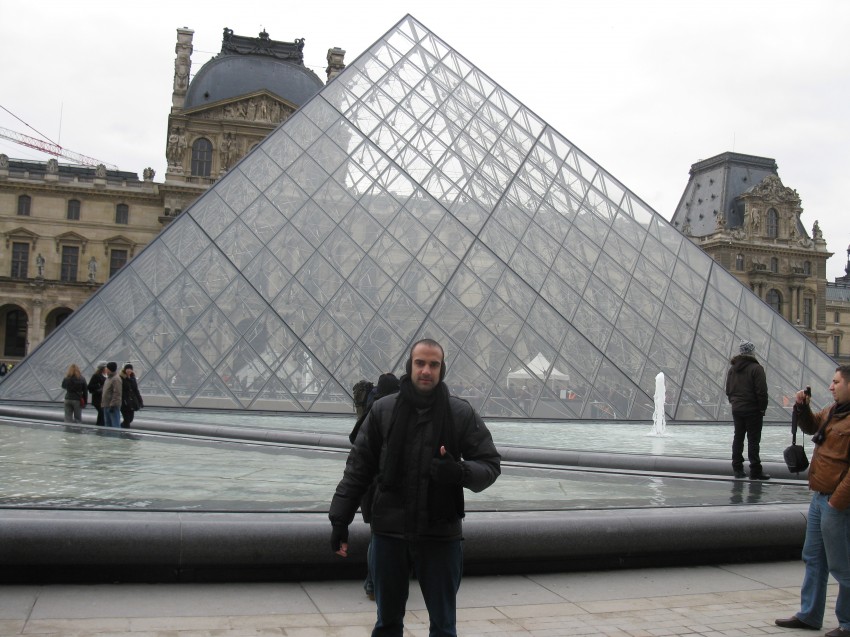 No Louvre, onde não entramos, após vermos que a fila estava dando volta nos dois pátios centrais e a previsão de espera para entrar no museu era de três horas...