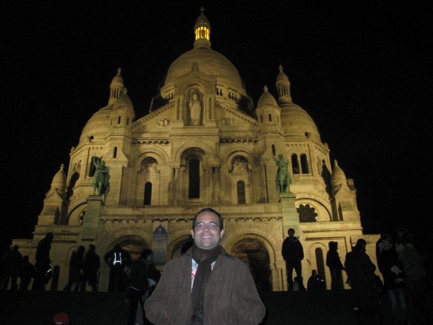 Eu e a Basílica - de novo, repetindo uma foto de três anos atrás. Esta, no entanto, de noite.